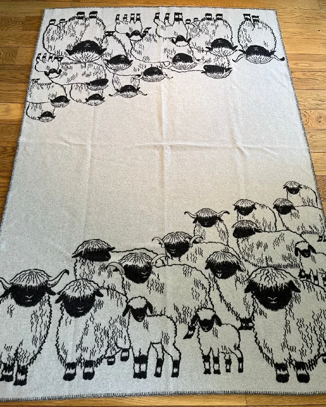 Blacknose Sheep blanket, grey border