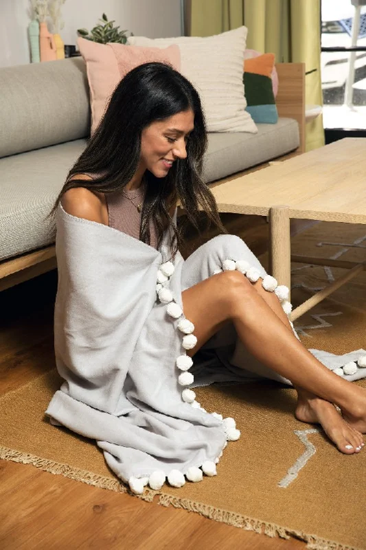 Luxxe Pom Pom Throw