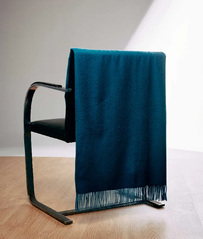 Soft and Classic Lightweight Throw